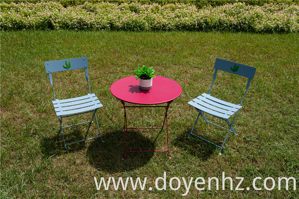 Outdoor Kids Set Round Table and Slat Chairs